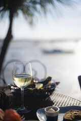 Huitres et vin blanc sur le bassin d'Arcachon en Gironde France