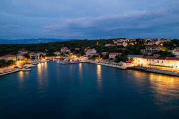 Lun to najbardziej na północ położona miejscowość turystyczna na wyspie Pag w Chorwacji. Nocą z lotu ptaka. © Franciszek