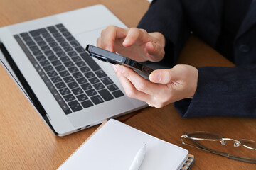 スマホを操作する手元　ビジネスイメージ