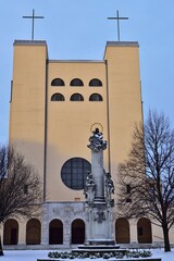 Herz Jesu Kirche in Csorna, Ungarn im Winter