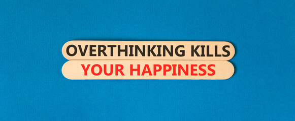 Obraz premium Overthinking kills your happiness symbol. Concept words Overthinking kills your happiness on wooden sticks. Beautiful blue background. Business overthinking kills happiness concept. Copy space.