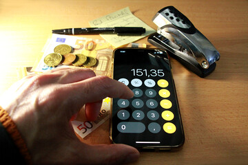 Contabilidad con calculadora m&oacute;vil y dinero en euros