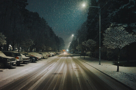 The streets of the city of Cacak while the first snow falls