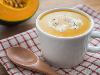 カップに入った南瓜のスープ