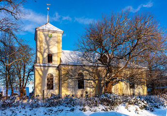 Die Dorfkirche von Berlin L&uuml;bars, einem Stadtteil des Bezirk Reinickendorf im Norden von Berlin, Deutschland