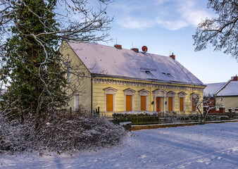 historische H&auml;user im Dorfkern von Berlin-L&uuml;bars, einem Stadtteil vom Bezirk Reinickendorf im Norden von Berlin, Deutschland