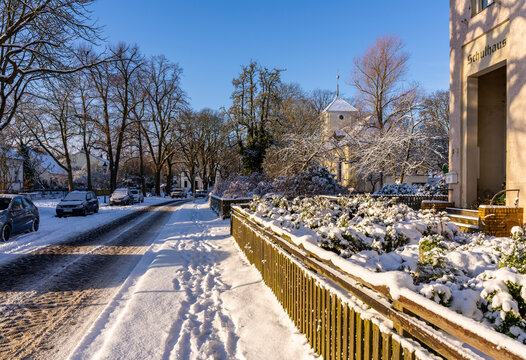 historische H&auml;user im Dorfkern von Berlin-L&uuml;bars, einem Stadtteil vom Bezirk Reinickendorf im Norden von Berlin, Deutschland