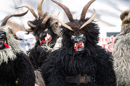 Die Raurise Teufel sind Teil des  traditionellen Perchtenumzugs