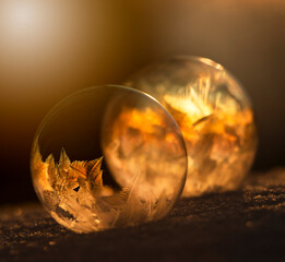 Zamrożona bańka mydlana, kryształy lodu w promieniach zachodzącego, zimowego słońca, tapeta. © mycatherina