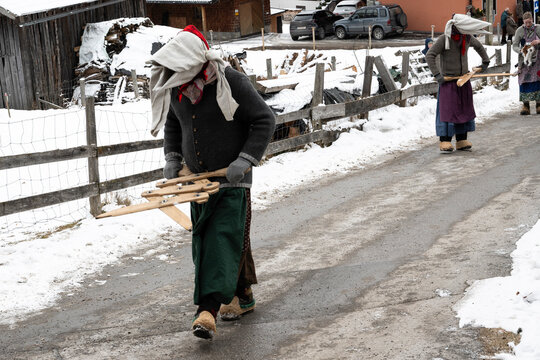Zug der Schnabel Perchten in Rauriser Tal ist Teil des Perchtenumzugs, einem historischen Ritua
