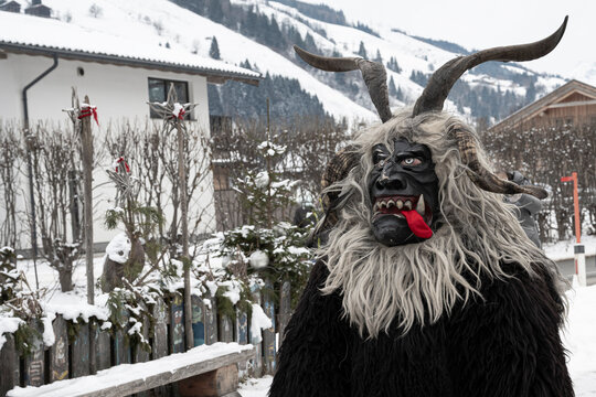 Rauriser  Toifi- Schrecken verbreitende Figur als Teufel im traditionellem Zug der Perchten im Rauriser Tal