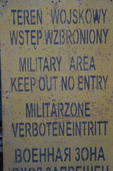 Tablica ostrzegawcza: Teren wojskowy, wstęp wzbroniony