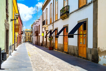 Obraz premium Las Palmas, Gran Canaria, Spain – Historic old town alley in Vegueta with colorful facades, balconies and cobblestones