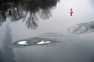 Tauwetter am vereisten Fluss