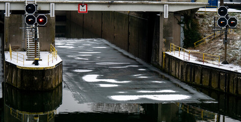 Tauwetter am vereisten Fluss