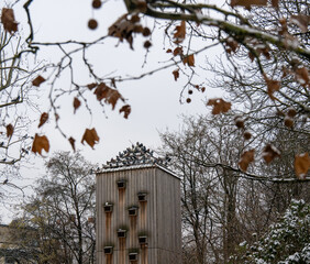 Taubenschlag in einer verschneiten Landschaft