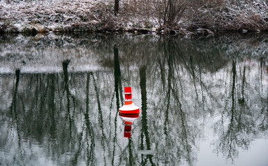 Verschneite sch&ouml;ne Uferlandschaft