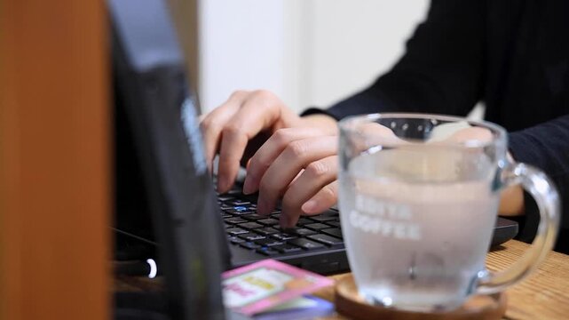 노트북, 기업, 카페, 타이핑, 자판, 사무실, 기술, 업무, 기업인, 실업, 국민, 근접, 사람, 데스크, 탁자, 일, 소통