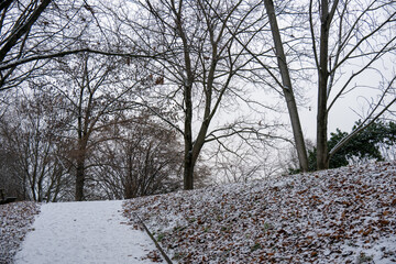 Verschneiter Fu&szlig;weg in einem h&uuml;geligen Park