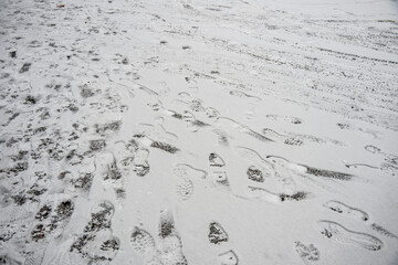 Fu&szlig;spuren im Schnee