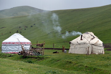 Zwei Jurten in der Hochebene des Tian Shan 