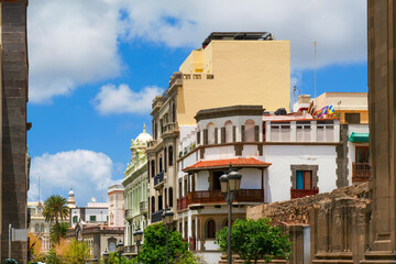 Fototapeta premium Las Palmas, Gran Canaria, Spain – Pedestrian zone Calle Obispo Codina with historic facades and city architecture near the cathedral
