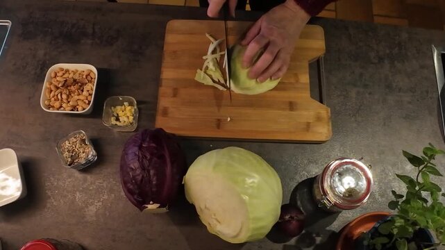 Wei&szlig;kohl in Streifen schneiden