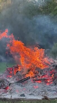Nahaufnahme eines lodernden Osterfeuers mit starker Rauchentwicklung