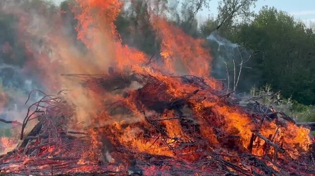 brennendes Osterfeuer, deutsche Tradition zur Vertreibung b&ouml;ser Geister
