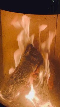 Nahaufnahme eines Kaminfeuers hinter Glas