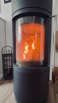 brennende Holzscheite in einem Kamin im Wohnzimmer eines Hauses zur W&auml;rmeerzeugung