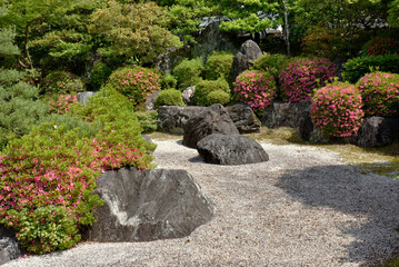 三室戸寺　サツキの頃の石庭(京都府宇治市)
