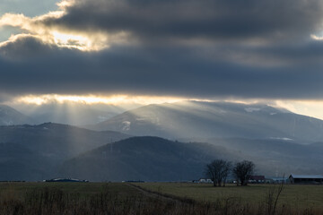 Obraz premium road to snowy mountain range in the winter