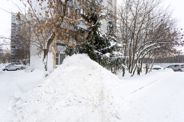 Heavy snowfall. The blizzard has covered the roads. Cars are stuck in snowdrifts.