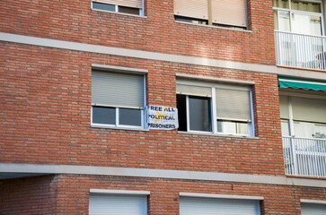 Obraz premium Banner calling to free political prisoners on apartment window