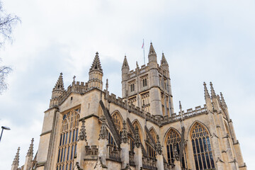 1-11-2025, Bath: Busy downtown area and Bath Abbey, a historical and tourist location in the South of England