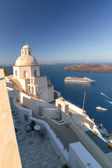Obraz premium White cliffside buildings and churches in Fira, Santorini, Greece