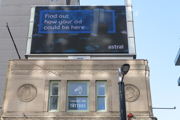Naklejka premium Astral media digital billboard on rooftop of 380 Yonge St at Gerrard St W, Toronto
