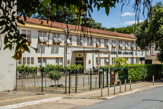 IFG - Instituto Federal de Goi&aacute;s. Vista da fachada da faculdade.
