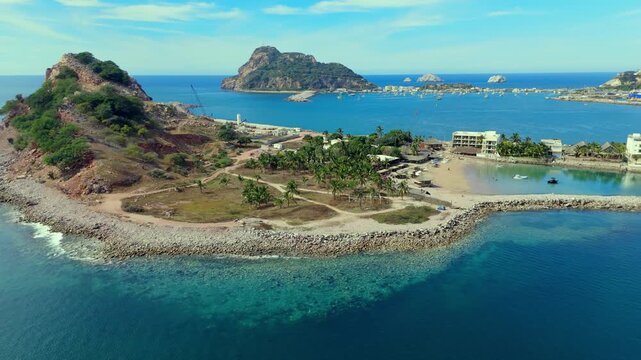 Amplia vista a&eacute;rea del oc&eacute;ano Pac&iacute;fico cerca de Mazatl&aacute;n, M&eacute;xico. El agua cristalina y las olas crean un apacible paisaje costero.
