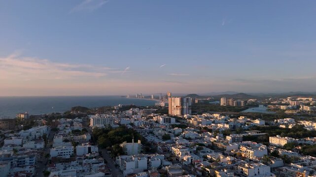 Vista a&eacute;rea de Mazatl&aacute;n, Sinaloa, M&eacute;xico, que muestra la costa del Oc&eacute;ano Pac&iacute;fico, modernos edificios de gran altura y barrios residenciales.
