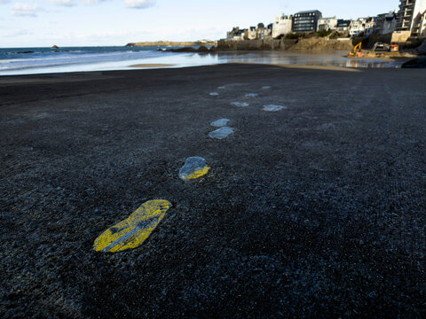 Saint-Malo - empreintes de pas sur la digue