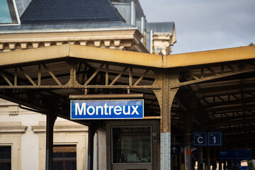 Obraz premium Montreux, Canton of Vaud, Switzerland - October 30, 2025 : Montreux railway station platform sign and structure.