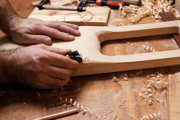 The master removes the irregularities on the billet for talharpa with a mini plane