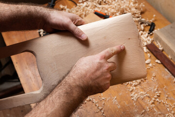 The master shows the irregularities on the billet for talharpa