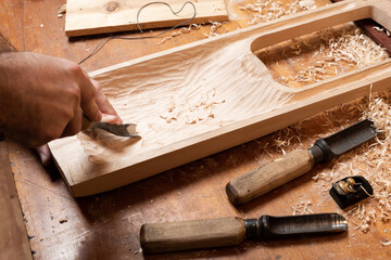 The master makes a blank from a board for talharpa