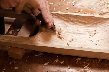 The master makes a billet for talharpa