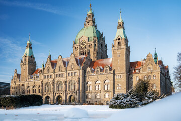 Naklejka premium Das neue Rathaus der Landeshauptstadt Hannover im Winter bei blauem Himmel und Sonnenschein, im Vordergrund der Maschteich mit Eis und Schnee