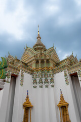 Fototapeta premium Architecture surrounding the grand War Pho temple in Bangkok, Thailand, the temple of the reclining Buddha