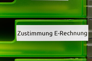 Green file folder with zustimmung e-rechnung label
